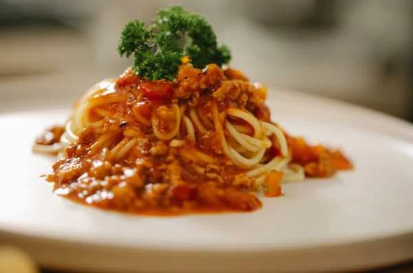 Macarrão à Bolonhesa Simples e Delicioso